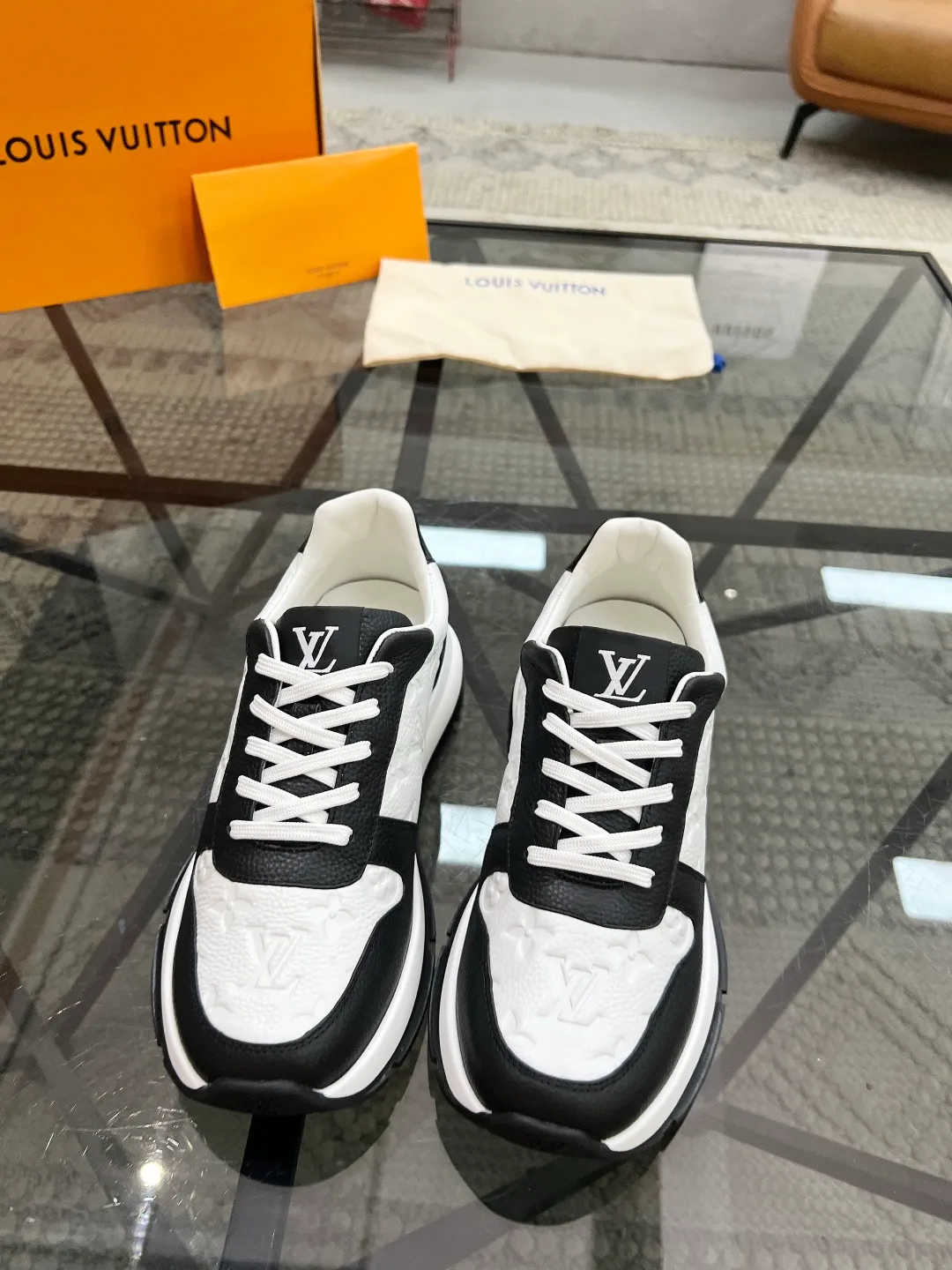 Factory price: 480💰LV🔍Top purchasing agent🇮🇹 Road Street God's new sneakers are coming and are available at counters simultaneously. Original factory configuration, original cowhide fabric imported from Italy, high-quality embossed splicing complex process, sports trendy person, imported water-dyed sheepskin lining, soles: Wang Yuan factory specially provides original soles, super comfortable, original factory single goods 🔍🔍High quality, you can enter and leave the counter at will, welcome to compare and synchronize with the counter, code number 38-44, customized 45